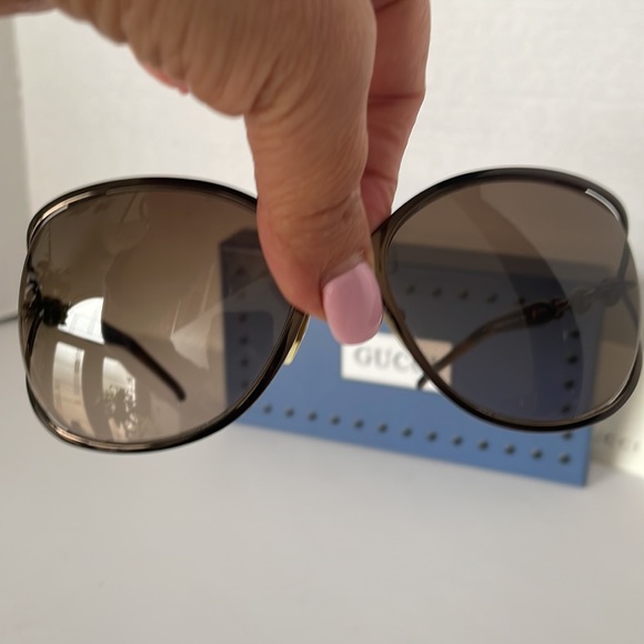 Authentic Gucci Sunglasses. - Picture 11 of 16